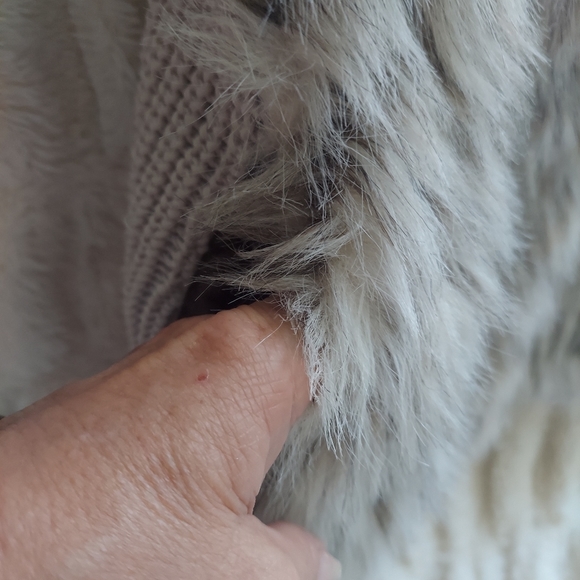 Faux Fur Sweater Vest - Picture 4 of 6